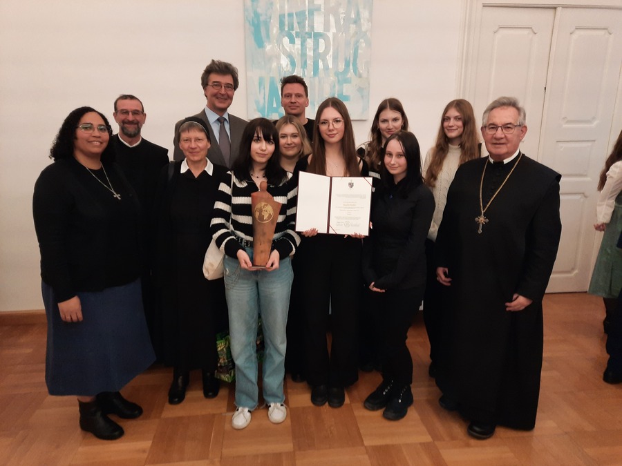 Die Schüler:innen der siebten Klassen des Stiftsgymnasiums Kremsmünster wurden für ihr Engagement mit dem Missionspreis der Diözese Linz ausgezeichnet.