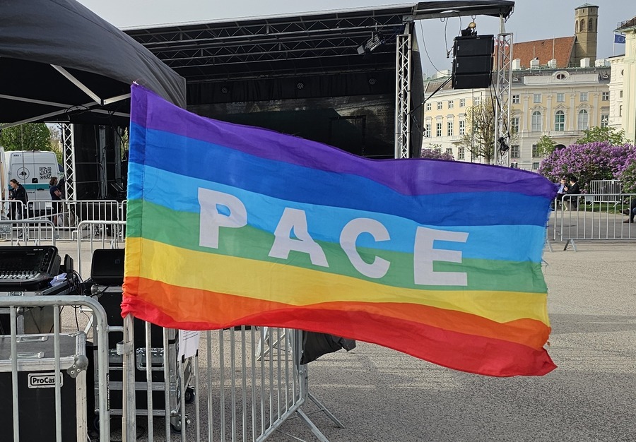 Am 1. April 2024 fand am Wiener Heldenplatz erstmals das peacewave Festival statt.