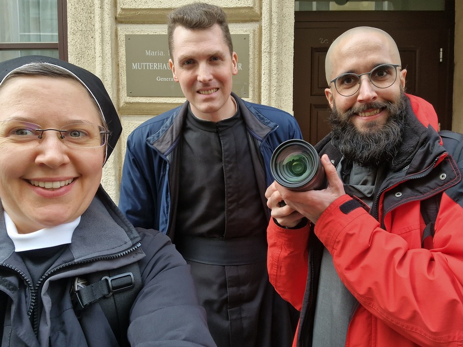 Sr. Nathanaela Gmoser, Fr. Johannes Schwarz und Br. Benedict Charbel Telesklav (v.l.) bei den Dreharbeiten für „Gott ruft“.