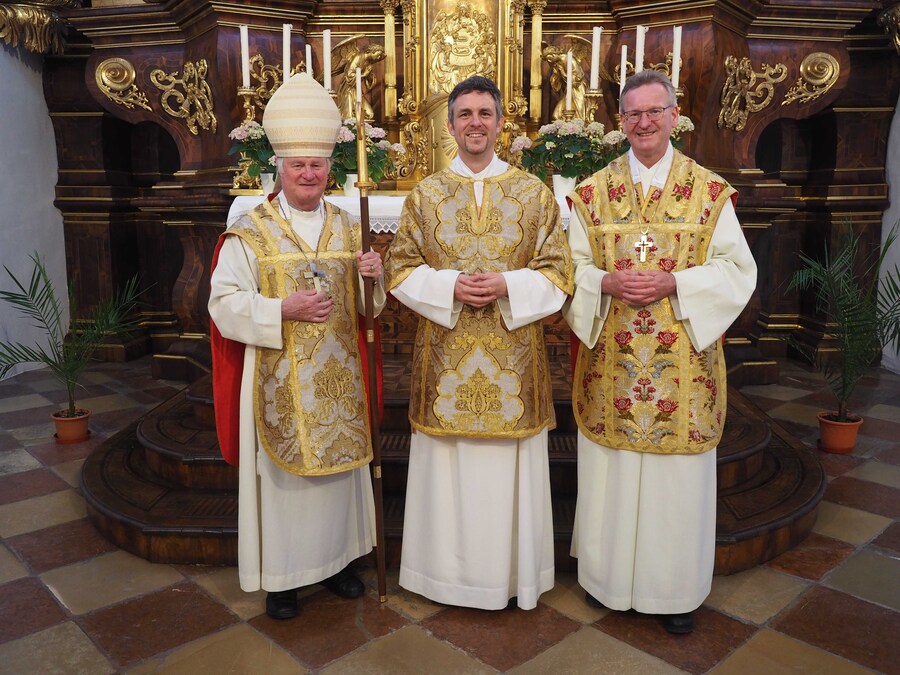Freuten sich mit dem neugeweihten Diakon H. Ewald Nathanael Donhoffer (Mitte): Bischof Manfred Scheuer (li.) und Abt Lukas Dikany (re.).