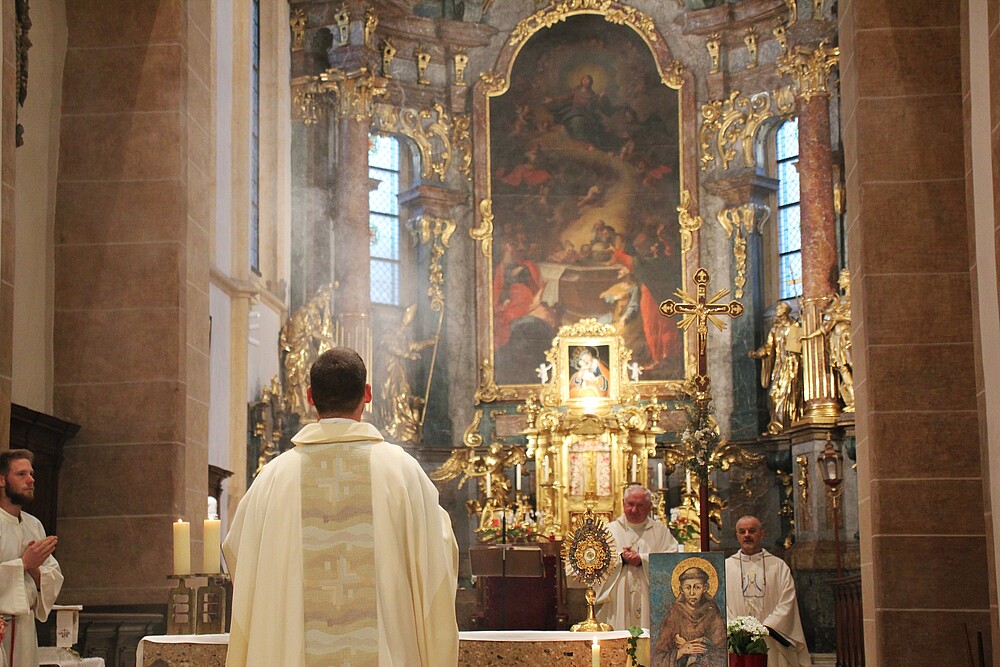 Segnung des restaurierten Altars