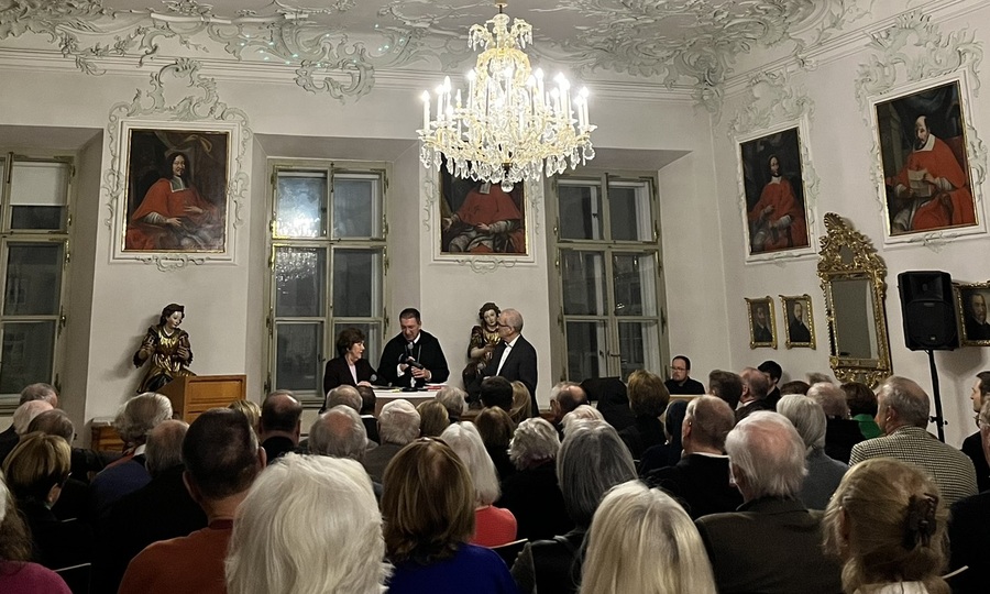 Erzabt Korbinian Birnbacher (Mitte) präsentierte sein neues Buch gemeinsam mit Helga Rabl-Stadler (links) und Josef Bruckmoser (rechts) in der Erzabtei St. Peter. 
