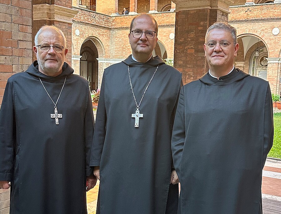 Der Erzabt von St. Ottilien, Wolfgang Öxler, (links) und P. Javier Aparicio Suarez, Prokurator der Missionsbenediktinerkongregation, (rechts) freuten sich mit dem neuen Abtprimas Jeremias Schröder. / Erzabtei St. Ottilien Der Erzabt von St. Ottilien, Wolfgang Öxler, (links) und P. Javier Aparicio Suarez, Prokurator der Missionsbenediktinerkongregation, (rechts) freuten sich mit dem neuen Abtprimas Jeremias Schröder.