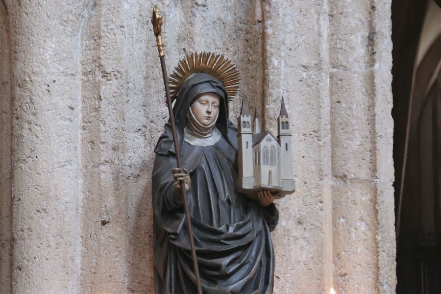 Die heilige Erentrudis, die erste Äbtissin des Stifts Nonnberg, ist seit 400 Jahren Salzburgs Stadt- und Landesmutter.