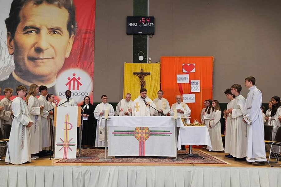 P. Michal Klučka feierte im Rahmen des Schulschluss-Gottesdienstes im Don Bosco Gymnasium Unterwaltersdorf seine Primiz.
