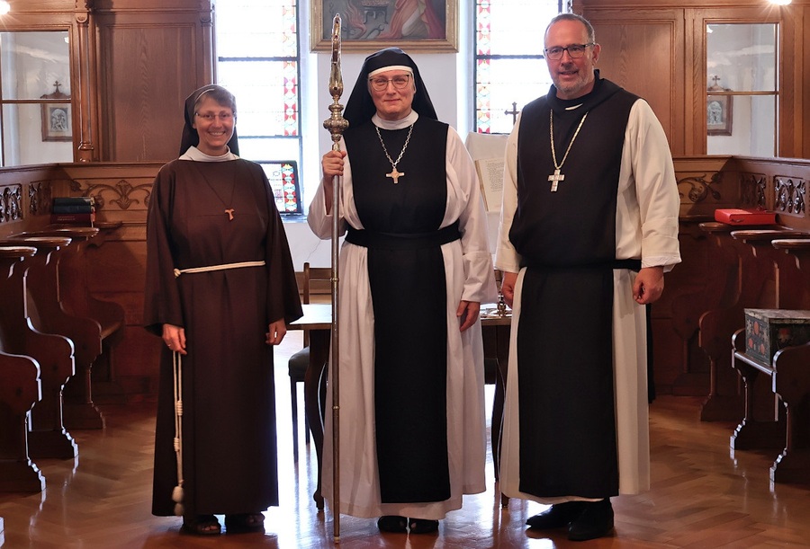 Sr. Maria-Stella Krimmel (Mitte) ist die neue Äbtissin der Zisterzienserinnenabtei Mariastern-Gwiggen. Sr. Rita-Maria Schmid und Abt Vinzenz Wohlwend begleiteten die Wahl.