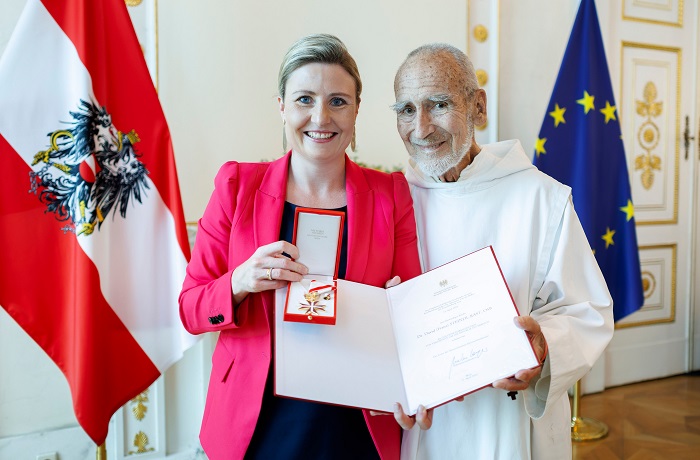 Am 4. Juli 2023 ?berreichte Bundesministerin Susanne Raab (l.) Goldene Ehrenzeichen und ein Goldenes Verdienstzeichen. Im Bild mit David Steindl-Rast (r.).