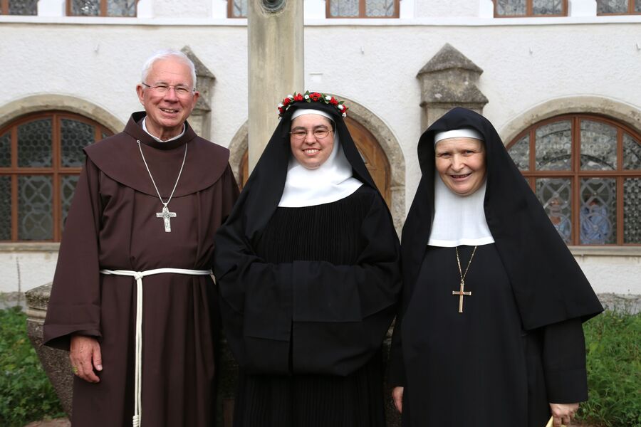 Sr. M. Benedicta Gruber (Mitte) legte am 7. September 2024 ihre Ewige Profess im Stift Nonnberg ab. Erzbischof Franz Lackner und Äbtissin M. Veronika Kronlachner feierten mit ihr.