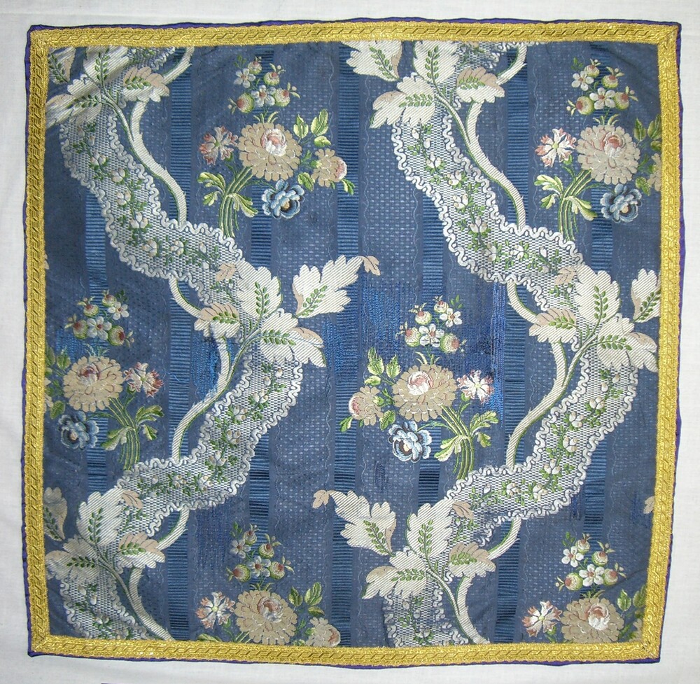 Abb. 13: Kelchvelum aus Spitzenmuster und Wellenranken Seide, 1765–1770, Michaelerkirche Wien / © Ullermann Abb. 13: Kelchvelum aus Spitzenmuster und Wellenranken Seide, 1765–1770, Michaelerkirche Wien