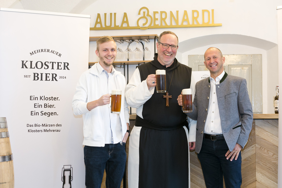 Abt Vinzenz Wohlwend (Mitte) und Kurt Michelini, Geschäftsführer der Frastanzer Brauerei, (rechts) stellten das neue neue Mehrerauer Klosterbier vor.
