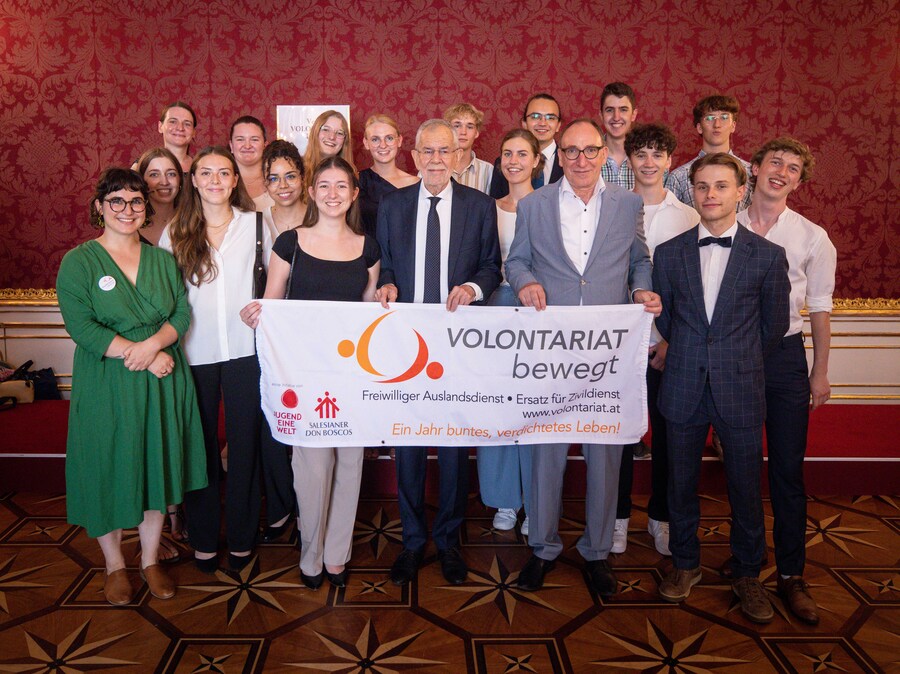 Bundespräsident Alexander Van der Bellen und Sozialminister Johannes Rauch entsandten 17 junge Erwachsene in ihre Freiwilligeneinsätze mit „Volontariat bewegt“.