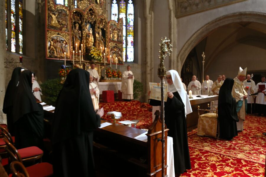 Sr. M. Benedicta Gruber band sich mit der Ewigen Profess dauerhaft an die Ordensgemeinschaft der Benediktinerinnen im Stift Nonnberg und empfing die damit verbundene Monastische Jungfrauenweihe.