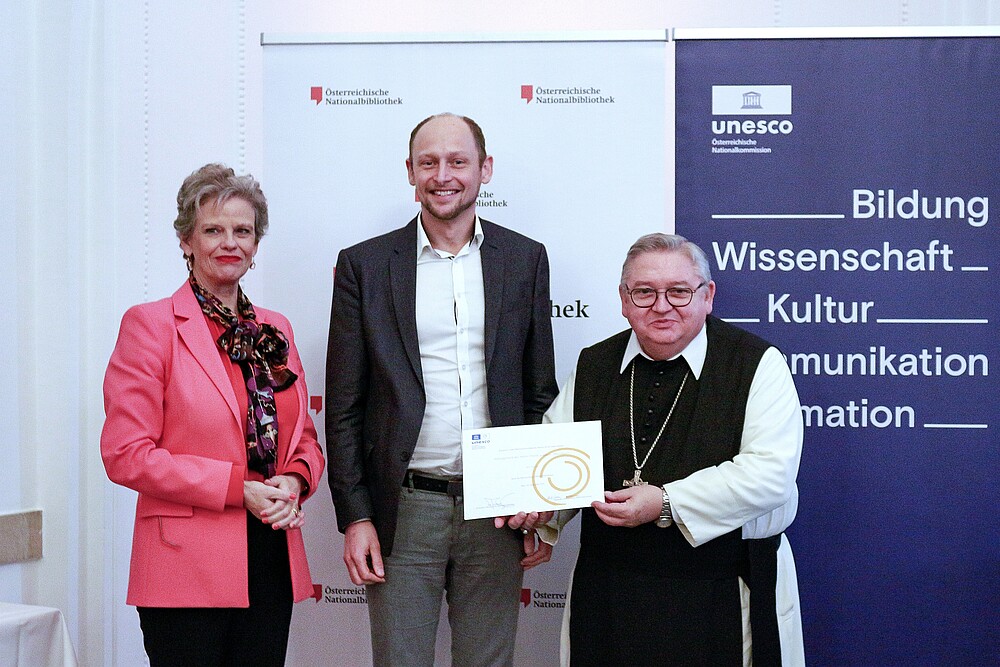 Sabine Haag mit Stiftsarchivar Andreas Gamerith und Abt Johannes Maria Szypulski / UNESCO Sabine Haag mit Stiftsarchivar Andreas Gamerith und Abt Johannes Maria Szypulski