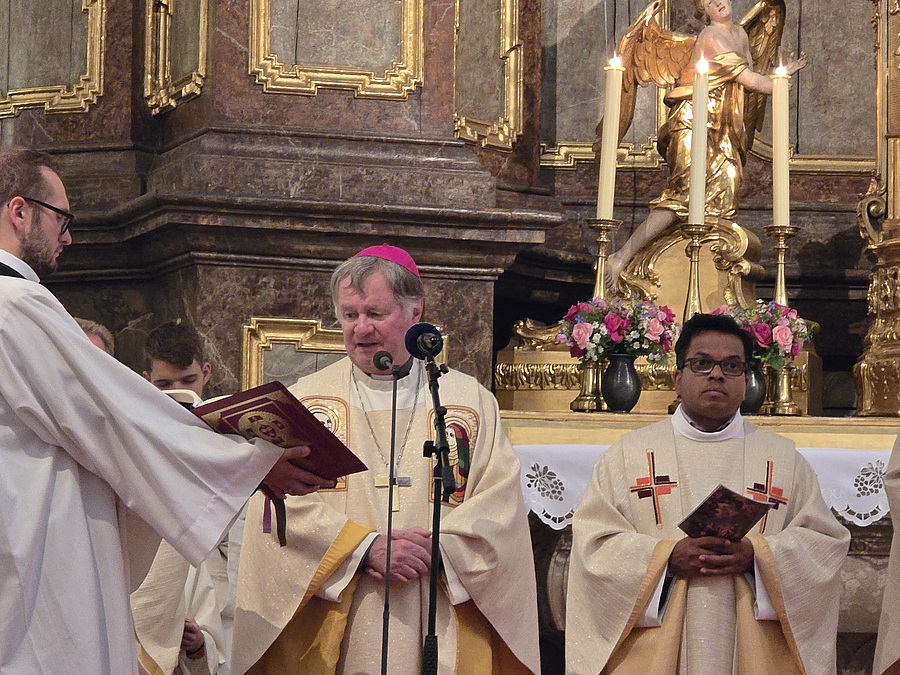 Der Linzer Diözesanbischof Manfred Scheuer stand dem Festgottesdienst in der Linzer Karmelitenkirche vor.