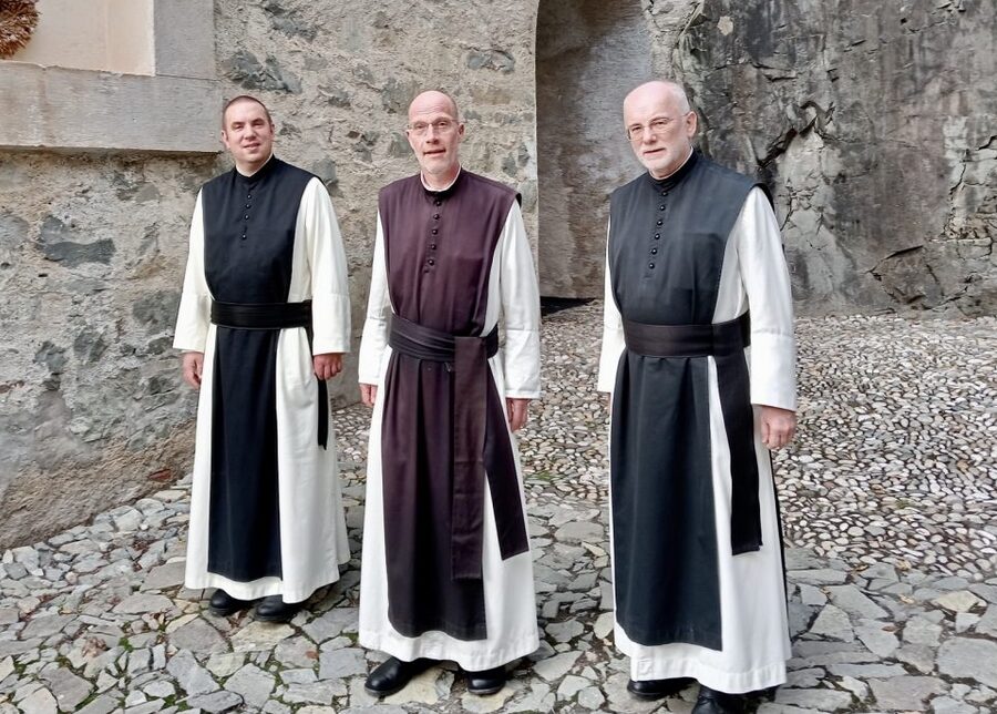 Der Heiligenkreuzer Zisterzienserpater Kosmas Thielmann (Mitte) ist ab 1. September 2024 der neue Pilgerseelsorger im Südtiroler Kloster Säben.