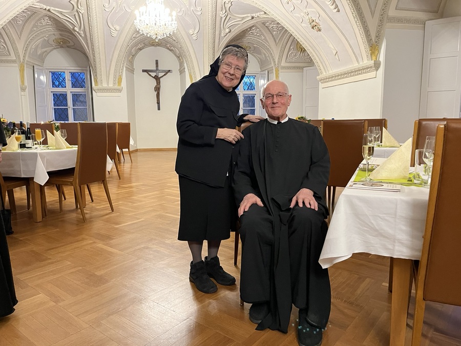Mit Sr. Beatrix Mayrhofer mischte sich auch eine langjährige Wegbegleiterin unter Abt Christian Haidingers Gratulant:innen. 