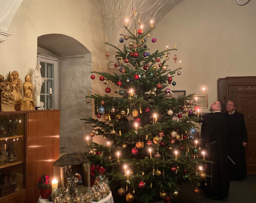 Kerzen des Christbaumes werden angezündet