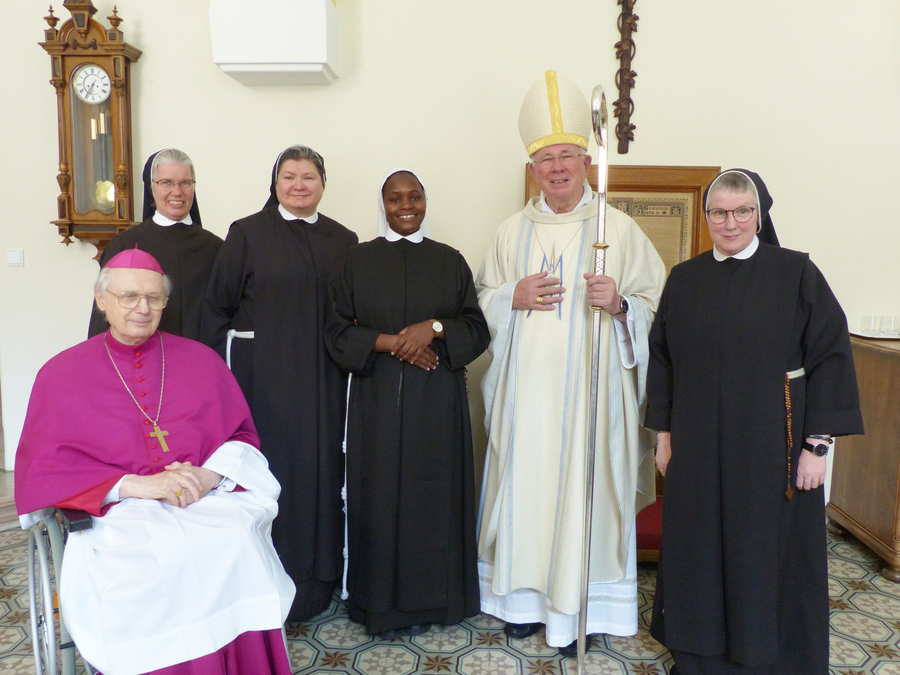 Bischof em. Egon Kapellari, Sr. Clara, M. Bonaventura, Erzbischof Franz Lackner und Sr. Laurentia (v.l.) freuten sich über die Einkleidung von Sr. M. Elisabeth (4.v.l.).