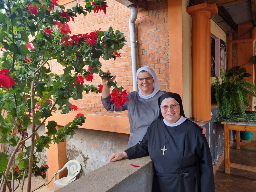 Die Priorin der Benediktinerinnen der Anbetung, Sr. M. Magdalena Niescioruk, reiste Ende April 2024 anlässlich der geplanten Klostergründung der Schwestern vor Ort nach Madagaskar.