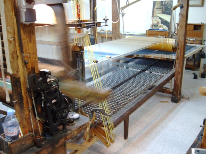 Abb. 3: Samtwebstuhl (Handweberei), Tassinari Chatel, Lyon / © Ullermann Abb. 3: Samtwebstuhl (Handweberei), Tassinari Chatel, Lyon