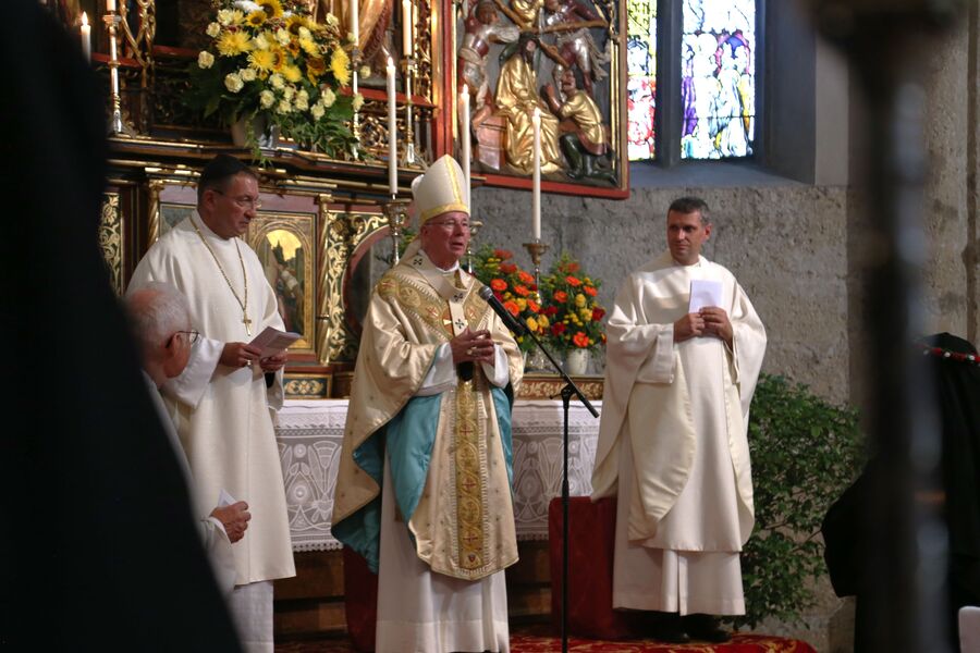 Erzbischof Franz Lackner (Mitte) stand dem feierlichen Gottesdienst in der Klosterkirche am Nonnberg vor. Auch Erzabt Korbinian Birnbacher (links) und Generalvikar Harald Mattel (rechts) waren dabei.