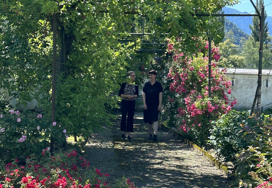 Am „Tag des Denkmals“ öffnet der Klostergarten des ehemaligen Karmelitinnenklosters in Gmunden seine Pforten. Hier im Bild: Karin Mayer, Leiterin des Bereichs Kultur und Dokumentation der Österreichischen Ordenskonferenz, und „Klosterschreiberin“ Cor