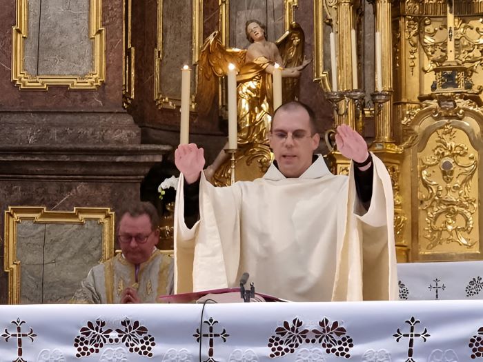 Gottes Segen aus den Händen des Neupriesters: P. Peter Maria Pendl spendet den Primizsegen.