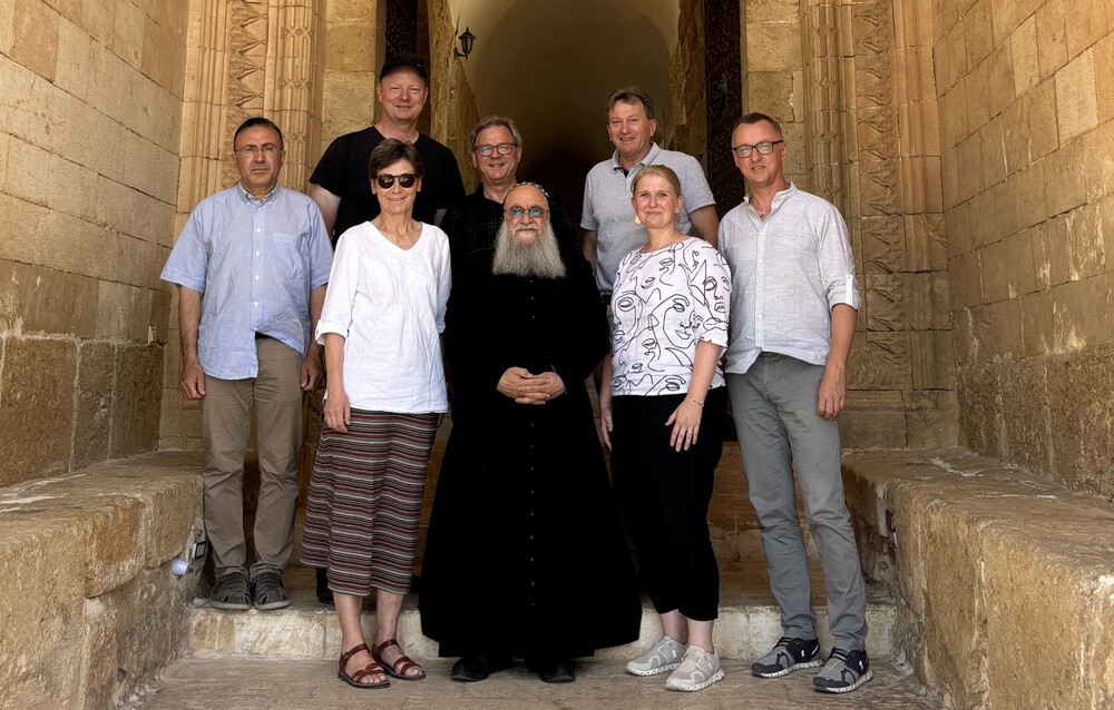 Die Reisegruppe mit dem Mönch vom Kloster Deyrulzafaran