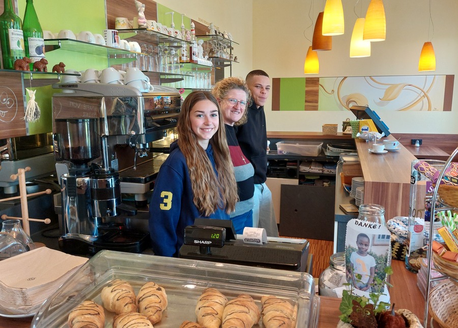 Sr. Zäzilia Holzer (Mitte) hat als Leiterin des Schulcafés Mazzarello immer ein offenes Ohr.