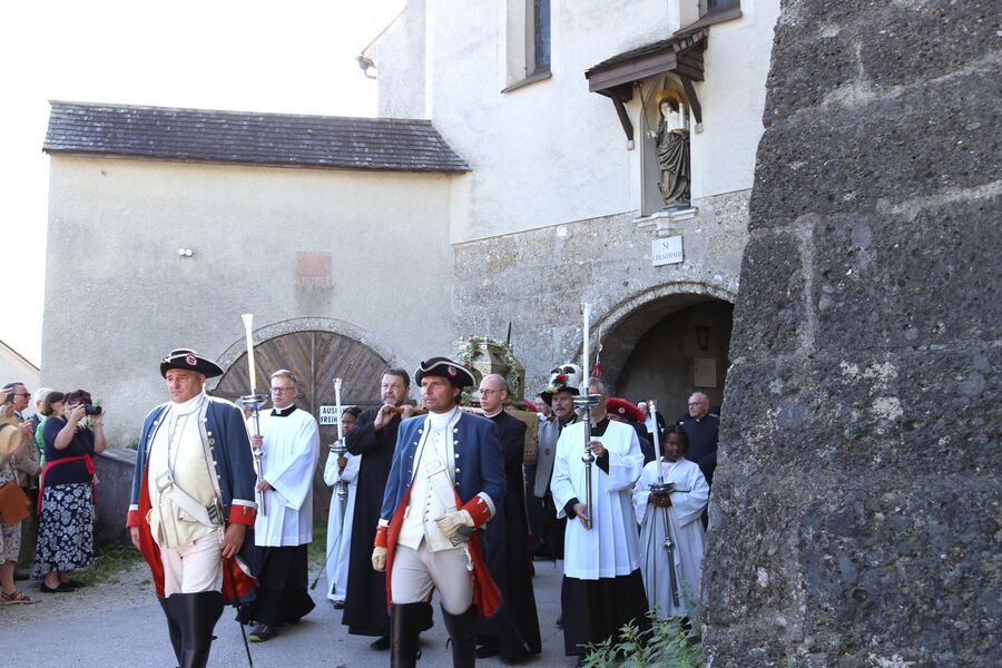 Ein Höhepunkt des Festes: Die Prozession der Reliquien vom Stift Nonnberg zum Dom sowie zur St. Erhard-Kirche im Nonntal und wieder zurück.