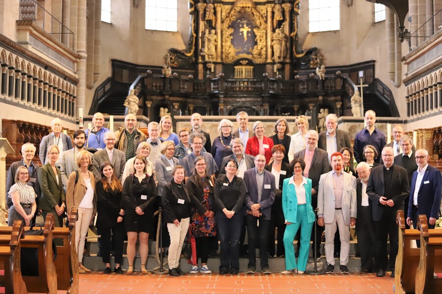 Die Teilnehmerinnen und Teilnehmer der 67. Tagung der kirchlichen Museen und Schatzkammern in Trier nach dem Gottesdienst mit Bischof Stephan Ackermann (rechts außen).