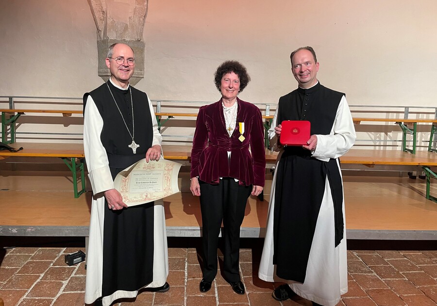 Abt Pius Maurer (links) und Subprior P. Hermann Joseph Schöppe (rechts) freuten sich mit Stiftsorganistin Karen De Pastel (Mitte) über die Auszeichnung.