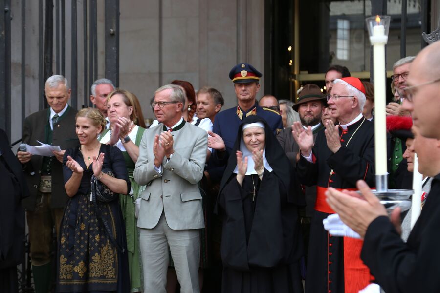 Beim Festgottesdienst zu Ehren der heiligen Erentrudis im Salzburger Dom mit dabei: Katrin Brugger, Tiroler Landtagsabgeordnete in Vertretung des Tiroler Landeshauptmannes Anton Mattle, Salzburgs Landeshauptmann Wilfried Haslauer, Äbtissin Veronika K