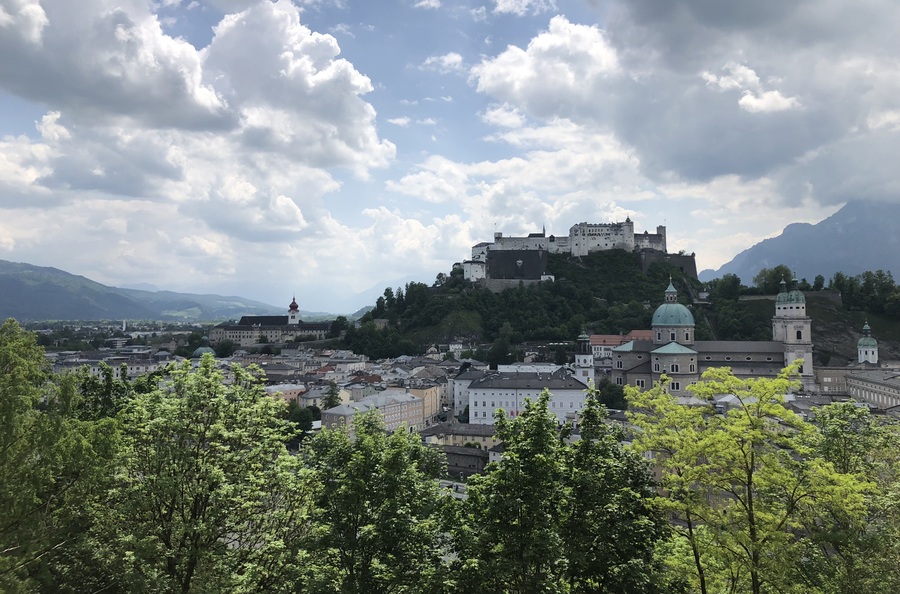 Im Kapuzinerkloster Salzburg können die Besucher:innen unter anderem den Panoramablick über Salzburg genießen.