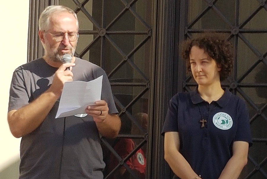 „Demokratie wählen, Klima retten, eine Welt gewinnen“, lautete der Appell des Steyler Missionars P. Franz Helm am weltweiten Klimastreik. Auch Jana Roschitz von der Kongregation der Schwestern von der Schmerzhaften Mutter war mit dabei. / ÖOK „Demokratie wählen, Klima retten, eine Welt gewinnen“, lautete der Appell des Steyler Missionars P. Franz Helm am weltweiten Klimastreik. Auch Jana Roschitz von der Kongregation der Schwestern von der Schmerzhaften Mutter war mit dabei.