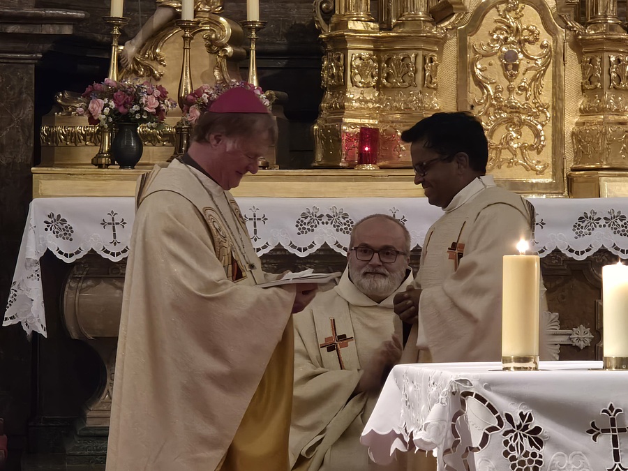 Provinzial P. Paul Saji Bavakkat überreichte Bischof Scheuer das erste Exemplar der Festschrift zum 400-jährigen Jubiläum der Karmeliten in Österreich.