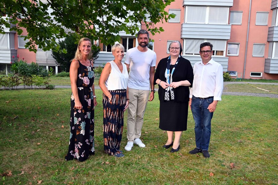 Freuen sich über die neue Krabbelstube: Stadträtin Bianca Lindinger, Claudia Brand (Leiterin Krabbelstube), Bürgermeister Peter Schobesberger, Generaloberin Sr. Angelika Garstenauer und Vizebürgermeister Stefan Maier (v.l.).