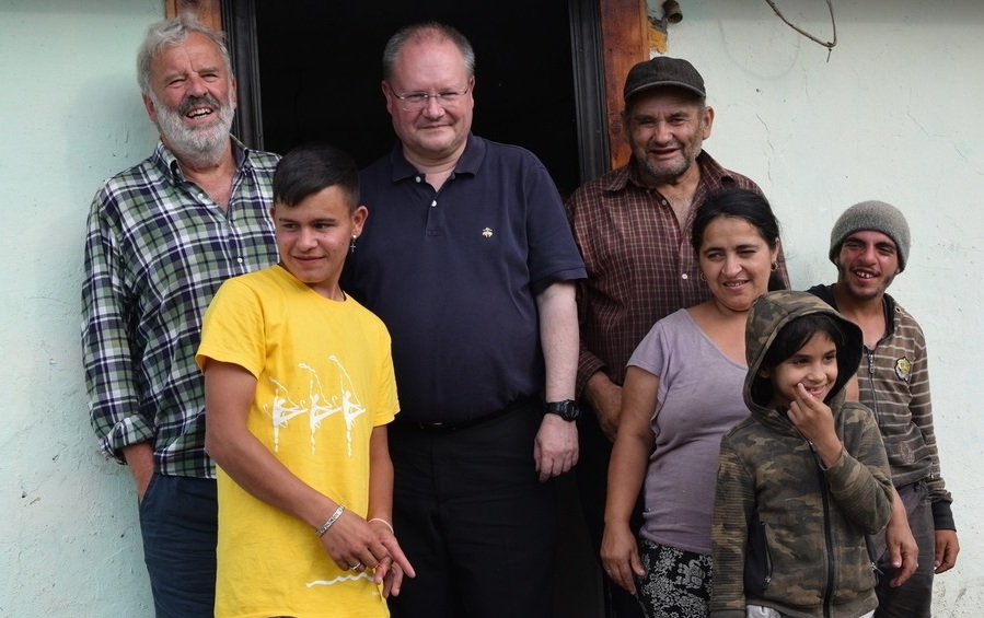 Propst Anton Höslinger (Mitte) besuchte mit einer Delegation des Stiftes Klosterneuburg die Roma-Hilfsprojekte von „Elijah“ in Rumänien.