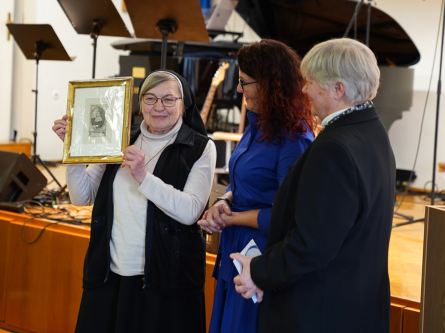 Sr. Gertrud Zenk CJ, Oberin der Schwesterngemeinschaft St Pölten, Mary Ward Krems-Standortkoordinatorin Susanne Smatral und Sr. Cosima Kiesner CJ bei den Jubiläumsfeierlichkeiten. / Martin Schneider Sr. Gertrud Zenk CJ, Oberin der Schwesterngemeinschaft St Pölten, Mary Ward Krems-Standortkoordinatorin Susanne Smatral und Sr. Cosima Kiesner CJ bei den Jubiläumsfeierlichkeiten.