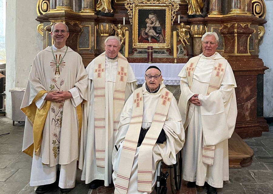 Abt Pius Maurer feierte mit den Jubilaren P. Norbert Buhl, Altabt Matthäus Nimmervoll und P. Friedrich Schleinzer ihr Goldenes Priesterjubiläum.