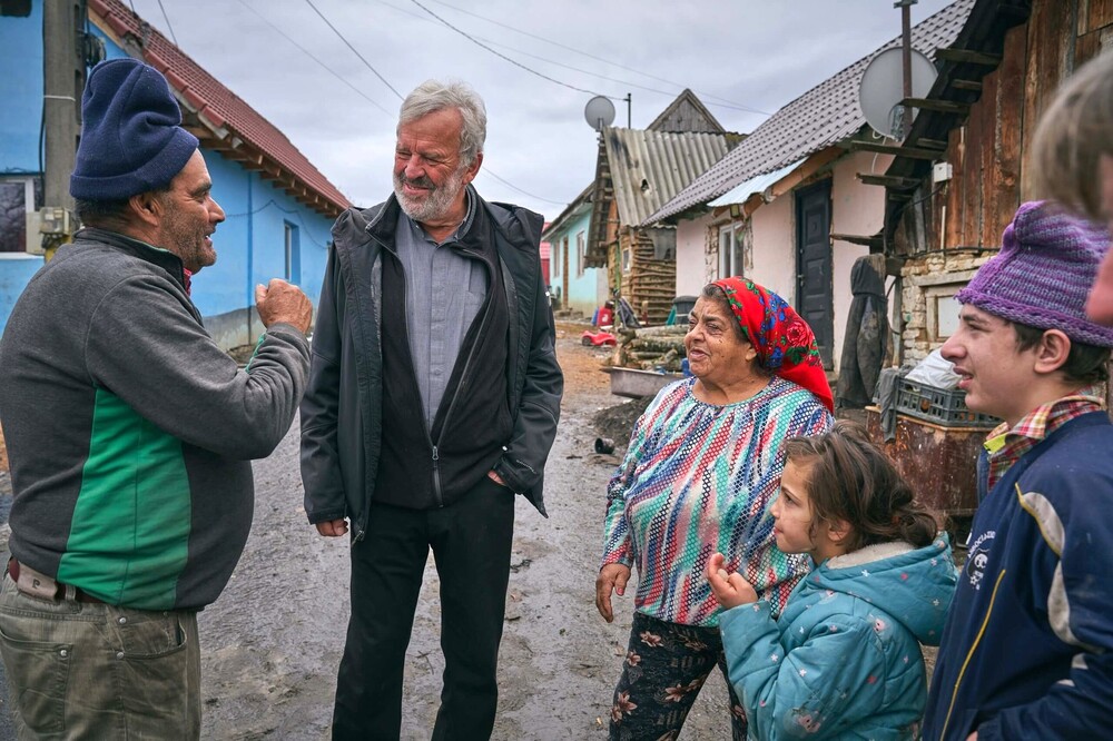 P. Sporschill im Gespräch mit einer Roma-Familie