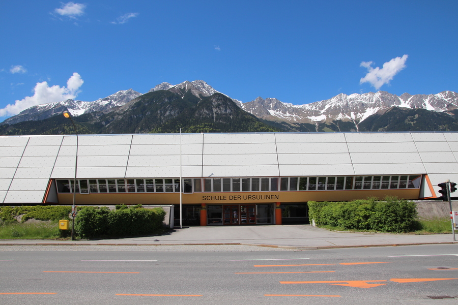 Die Schule der Ursulinen in Innsbruck zeigt sich in einer einzigartigen Architektur von Josef Lackner aus den 1970er-Jahren. Aktuell erarbeiten Architektur-Student:innen der Uni Innsbruck Möglichkeiten zur nachhaltigen Weiterentwicklung des Schularea