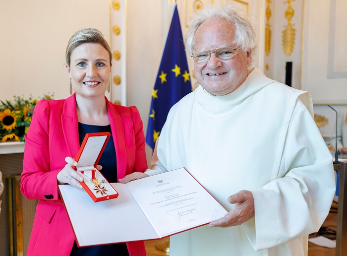 Am 4. Juli 2023 ?berreichte Bundesministerin Susanne Raab (l.) Goldene Ehrenzeichen und ein Goldenes Verdienstzeichen. Im Bild mit Johannes Pausch (r.).