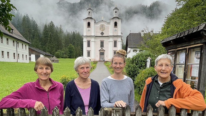 (v.l.n.r.) Schwester Arlette, Schwester Theresia, Schwester Anne, Schwester Karolina laden herzlichen zum Abschiedsgottesdienst am 9. September 2023 um 13 Uhr ein.