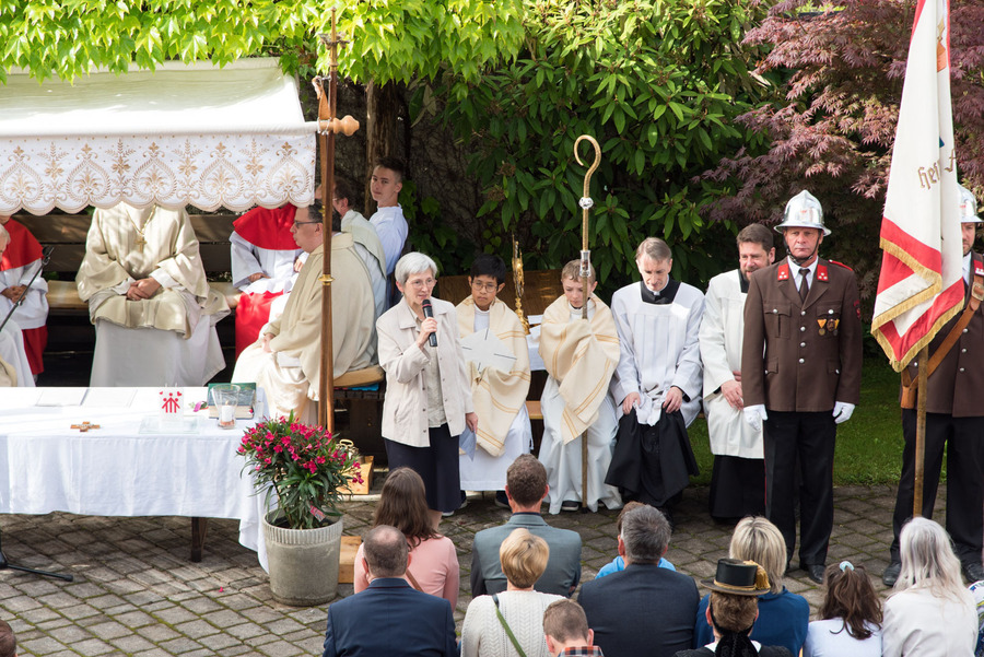 Gemeinschaftsleiterin Sr. Maria Maxwald hielt die Begrüßungsrede beim Jubiläumsfest in Baumkirchen.
