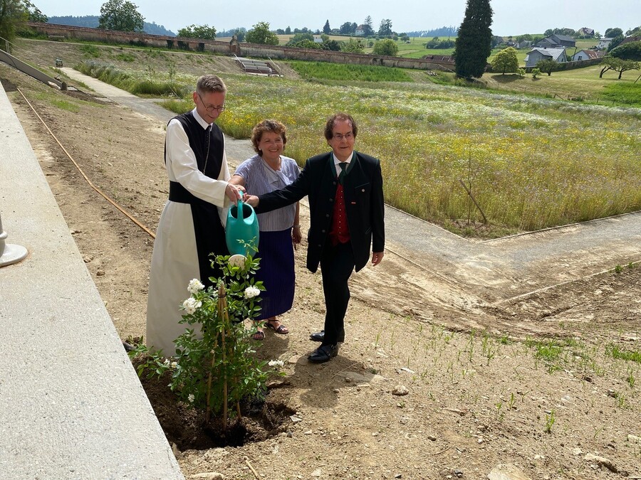 Für Abt Philipp Helm (links) steht die Wiederbelebung des Gartens ganz im Sinne der Lehren des Heiligen Franziskus.
