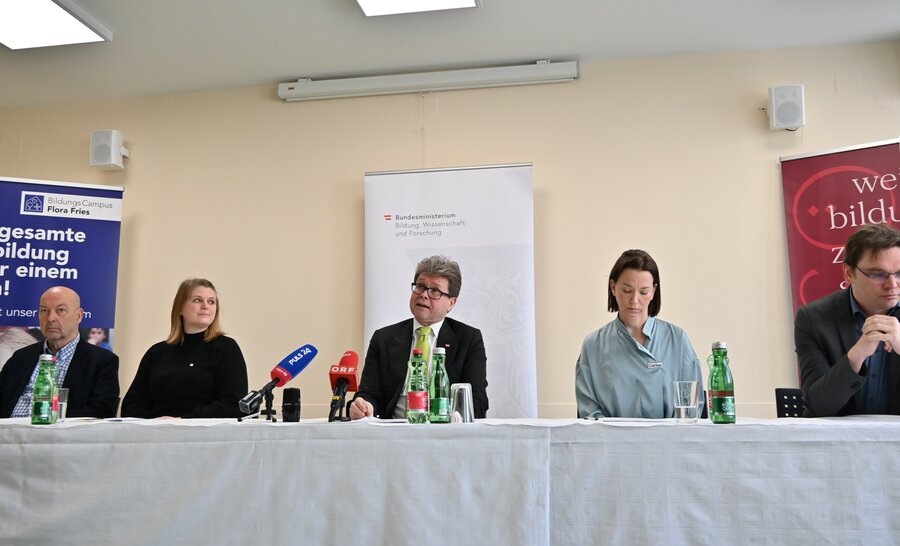 Bildungsminister Martin Polaschek (Mitte) kündigt bei einem Pressetermin am 18. März 2024 die Fortsetzung der Lernhilfe-Förderung an.