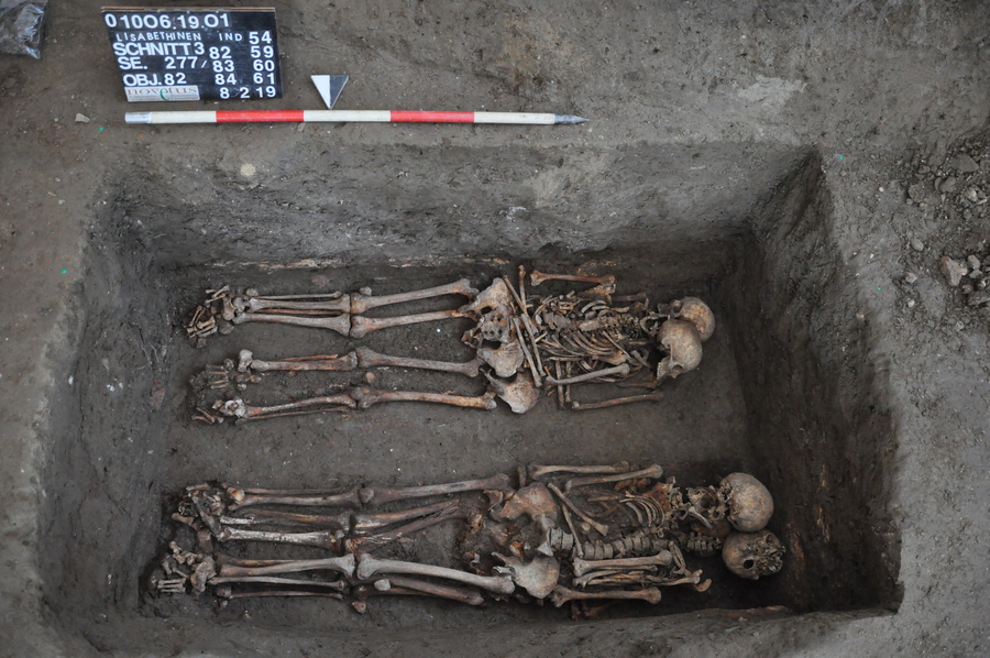 Die verstorbenen Patientinnen wurden in Schachtgräbern bestattet.