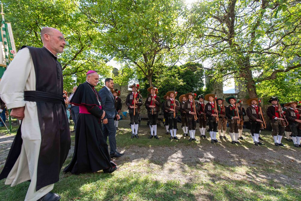 Pater Kosmas, Bischof Ivo Muser und Bürgermeister Peter Gasser beim landesüblichen Empfang mit dem Schützenbezirk Brixen und der Bürgerkapelle Klausen