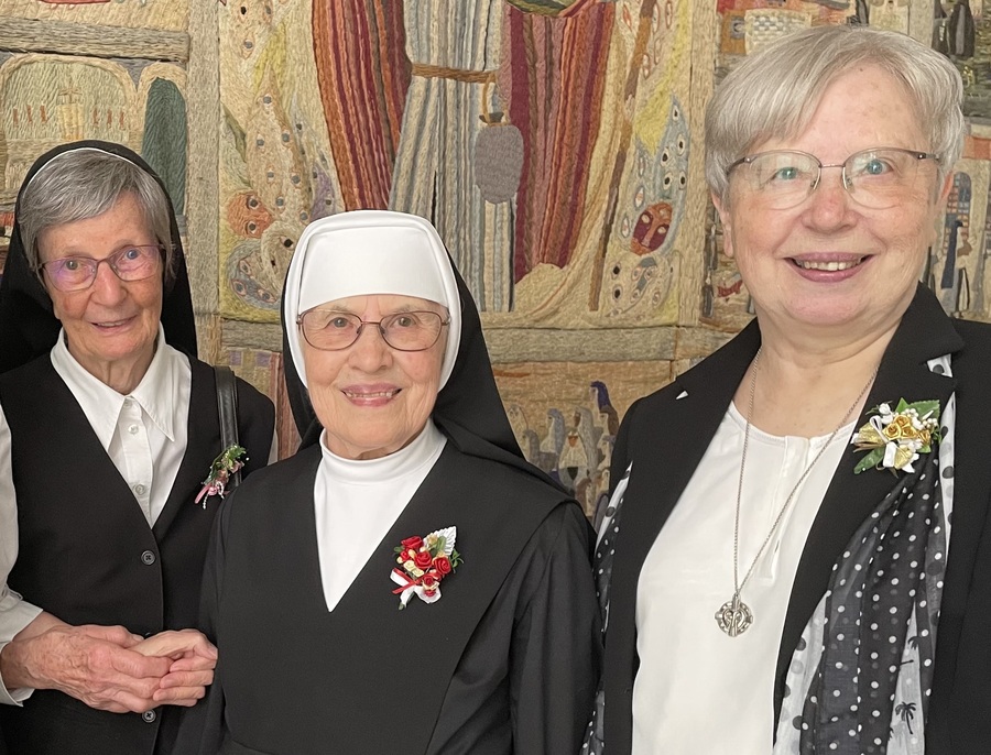 Sr. M. Teresa Wechselberger, Sr. M. Martina Öhlinger und Sr. M. Judit Nötstaller (v.l.) feierten am 1. September 2024 in München ihre Ordensjubiläen.